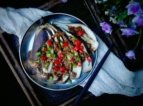 放入调好的蒜泥汁、青红小辣椒做装饰即可