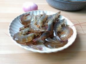准备新鲜的对虾与洋葱。