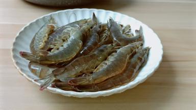 剪去虾抢，免的吃的时候扎醉。