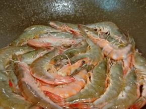 锅里加油，放对虾翻炒片刻。