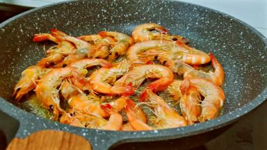 翻炒至虾转色。