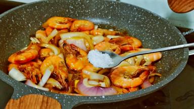 加盐半勺调味。