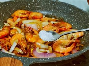 加盐半勺调味。