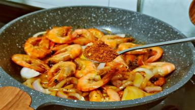 喜欢辣的可以加点辣椒粉，将调味料都翻炒均匀。