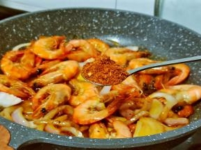 喜欢辣的可以加点辣椒粉，将调味料都翻炒均匀。