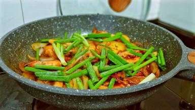 出锅前撒点葱段提香。