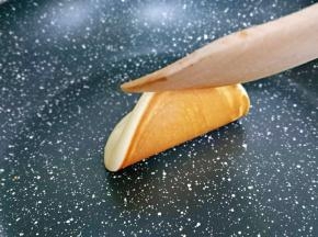 这里再次强调一下，做松饼不难，但是一定要用不粘平底锅，这样做出来才漂亮。