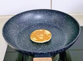 翻一面再继续保持小火煎2分钟，取出，将面糊依次做完。