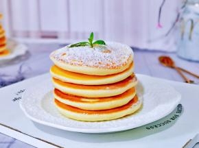 一杯牛奶或咖啡，快手早餐，能量满满一整天。