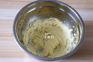 将白砂糖倒入软化的黄油中，用电动打蛋器打发至颜色变浅、蓬松的状态；
