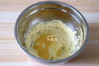 分4-5次倒入鸡蛋液，每次都要搅打均匀后再倒入下一次的蛋液；