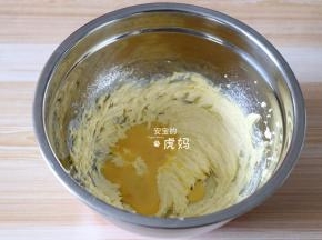分4-5次倒入鸡蛋液，每次都要搅打均匀后再倒入下一次的蛋液；