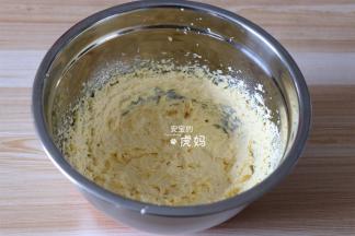 直至蛋液全部加入，搅打好的黄油体积增大、蓬松；