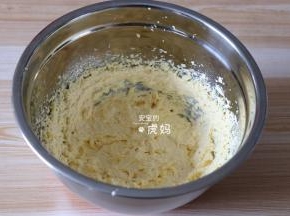 直至蛋液全部加入，搅打好的黄油体积增大、蓬松；
