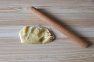用擀面杖将香蕉压成泥；