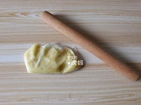 用擀面杖将香蕉压成泥；