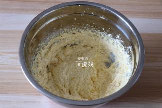 倒入到黄油里，用电动打蛋器低速搅拌均匀；