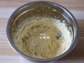 倒入到黄油里，用电动打蛋器低速搅拌均匀；