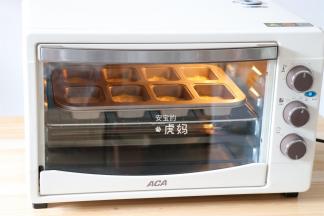 放入预热好的烤箱中层，160度烤35分钟左右即可出炉；