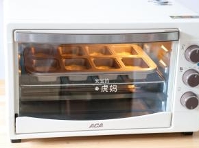 放入预热好的烤箱中层，160度烤35分钟左右即可出炉；