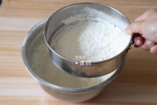 低筋面粉和泡打粉过筛筛入到黄油混合物中；