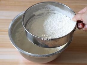 低筋面粉和泡打粉过筛筛入到黄油混合物中；