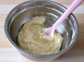 用刮刀翻拌均匀；