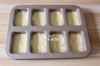 装入模具中，再用力震几下，尽量把表面震平；