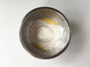 在蛋黄液中筛入低筋面粉。