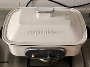 盖上锅盖焖2～3分钟，可以在松饼边缘滴几滴水，为了形成蒸汽。