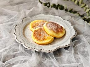 装盘，可以搭配各种水果和酱料，我就简单的撒上了一层糖霜，也是美美哒～