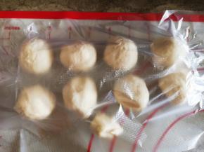 粉类部分的材料我直接用厨师机揉了15分钟。分为28克一个小面团