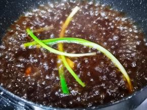 把叉烧馅的材料放入锅中烧开