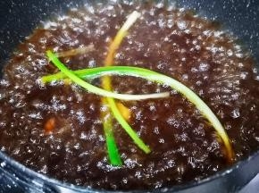 把叉烧馅的材料放入锅中烧开