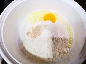 准备粉浆，一个鸡蛋，30克生粉，30克面粉 ，少许胡椒粉，适量的水搅拌均匀