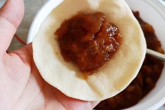 充分排气后压成圆形，包入馅料