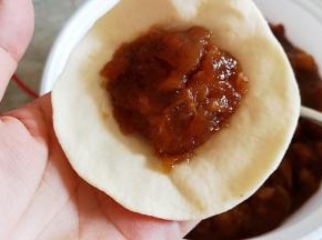 充分排气后压成圆形，包入馅料