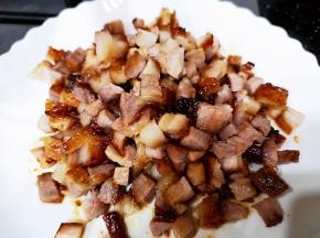 叉烧切丁备用