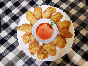 起锅，可以搭配沙拉酱、蕃茄酱、泰国甜酸酱吃，我这个是泰式甜酸酱。简单美味！