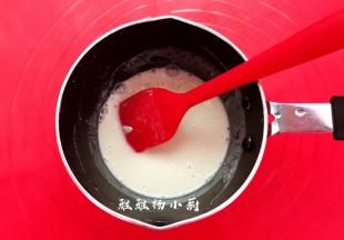 水和高粉混合至看不见干粉