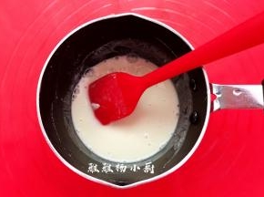 水和高粉混合至看不见干粉