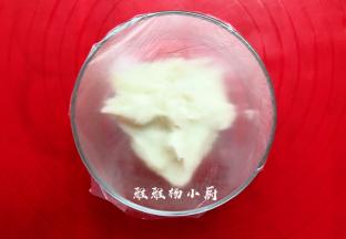 把面糊倒出来，用保鲜膜封住，放晾就可以了。也可以提前一晚做，放进冰箱冷藏第二天用