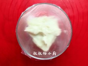 把面糊倒出来，用保鲜膜封住，放晾就可以了。也可以提前一晚做，放进冰箱冷藏第二天用