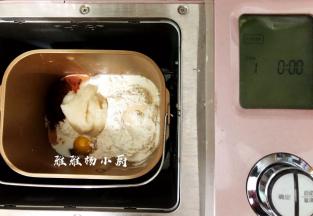 把所有材料都先称好，然后除了黄油和巧克力豆之外，将所有的材料都投进面包机启动和面功能和面功能是10分钟，揉完一个程序就能达到初步扩展。