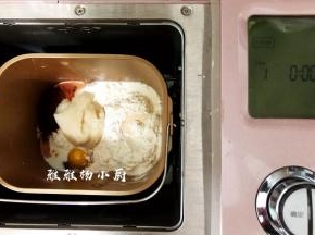 把所有材料都先称好，然后除了黄油和巧克力豆之外，将所有的材料都投进面包机启动和面功能和面功能是10分钟，揉完一个程序就能达到初步扩展。