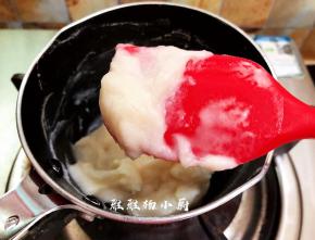 放在煤气灶上小火加热，一边不停的搅拌至浓稠状态（如图）