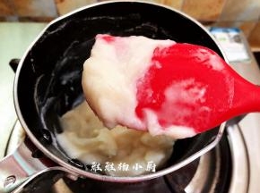 放在煤气灶上小火加热，一边不停的搅拌至浓稠状态（如图）