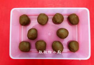 然后看一下状，揉成光滑的面团，揉至完成扩展，可拉出薄而有韧性的手套膜，把面团分成10等份，滚圆后盖保鲜膜松弛20分钟