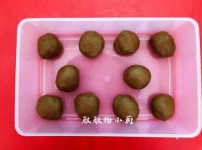 然后看一下状，揉成光滑的面团，揉至完成扩展，可拉出薄而有韧性的手套膜，把面团分成10等份，滚圆后盖保鲜膜松弛20分钟