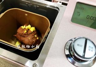 揉至初步扩展，这时候可以加黄油了，接着继续启动揉面功能，开始揉面